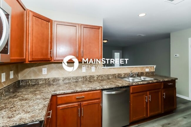 Building Photo - 3 Bedroom Pet-Friendly Home in Charlotte, NC with Main Street Renewal