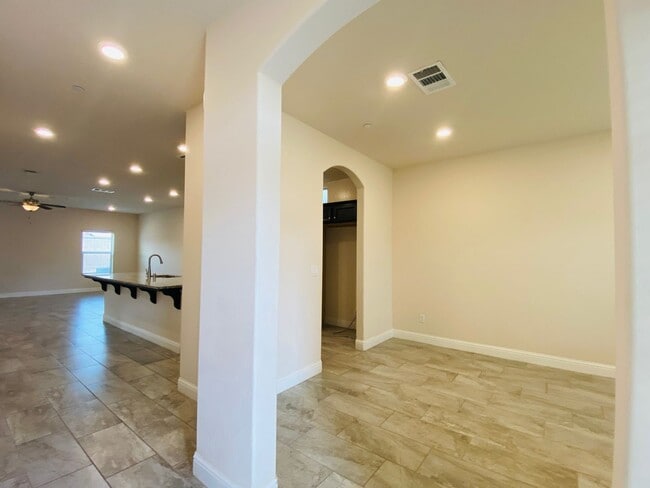 Building Photo - $3,195 Leonard & Shaw, 5 Beds - Alamos Ave...