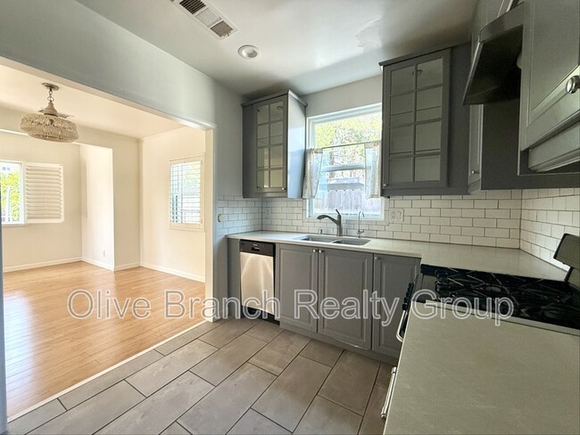 Building Photo - 634 N Hill Ave