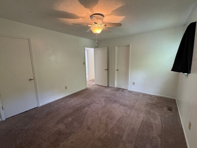 Building Photo - Move in Ready!