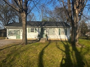 Building Photo - LIve in beautiful downtown Franklin!