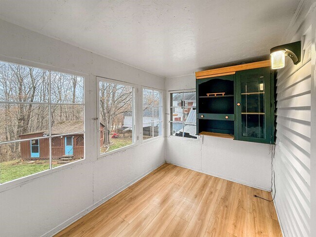 Building Photo - 230 King St