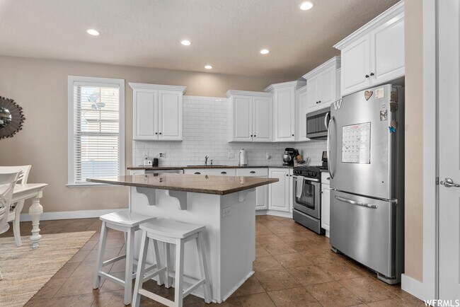 Building Photo - 885 S Crescent Way