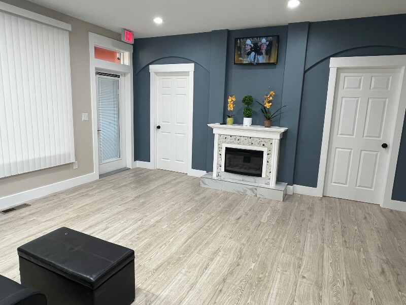 Building Photo - 613 W Clark St