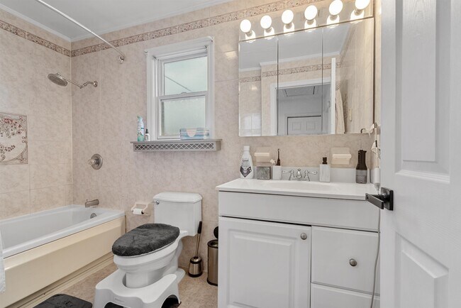 Building Photo - 515 44th St