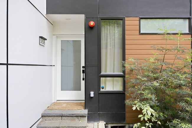 Building Photo - 3B3B cozy townhome