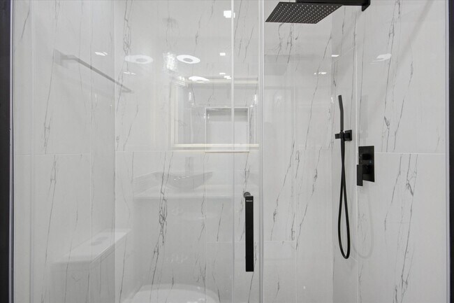 Building Photo - $200 RENT CREDIT | AVAILABLE NOW!