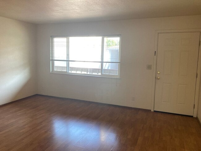 Building Photo - (WLO 13) Cozy 2 Bedroom, 1 Bath Just a Sto...