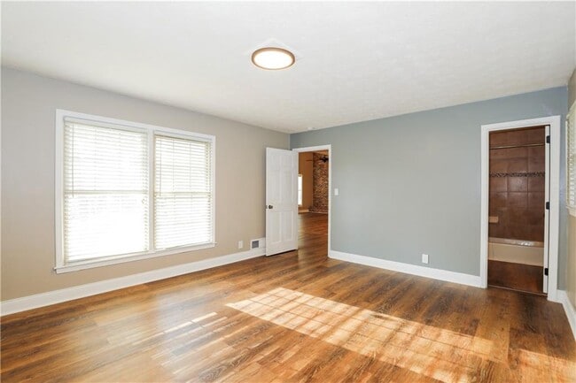 Building Photo - 3052 Riviera Dr