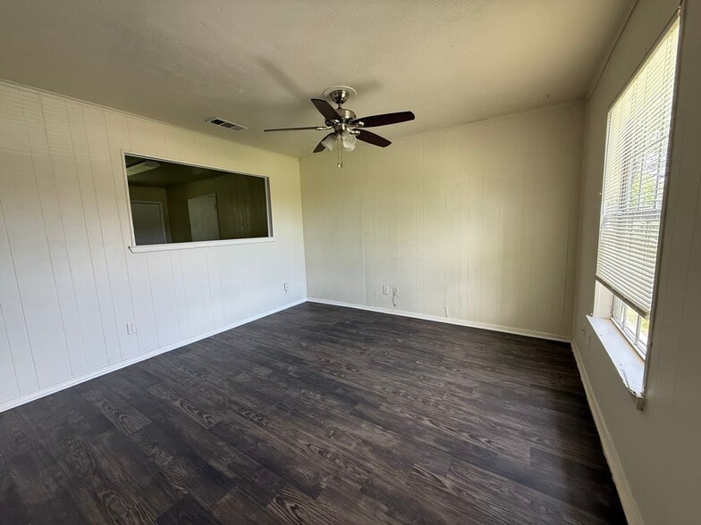 Building Photo - 3525 Country Club Rd