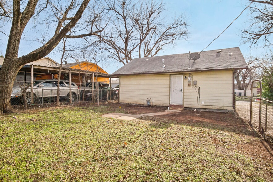 Building Photo - 809 SE 32nd St