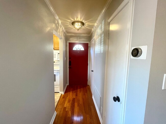 Building Photo - Cozy 1 Bedroom, 1 Bathroom Condo In the He...