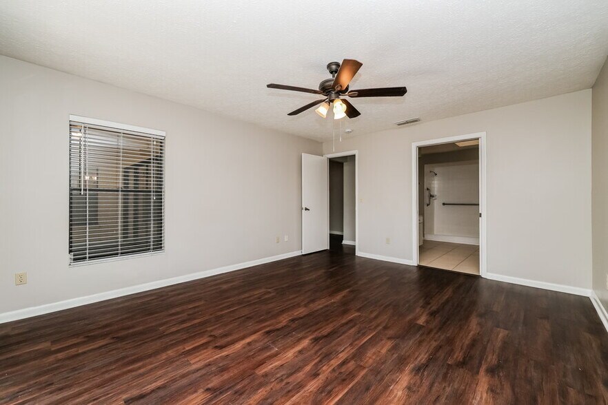 Building Photo - 2303 Willow Branch Ave