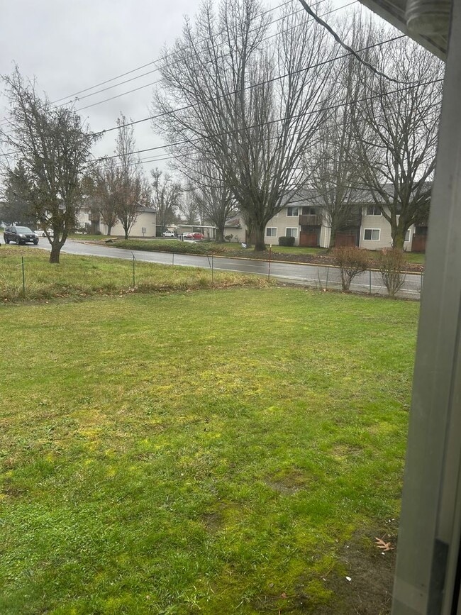 Building Photo - (766) Waverly Drive 2 Bdrm / 1 Bthrm