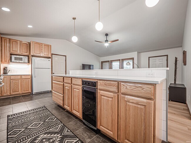 Building Photo - 6166 River Bluff Dr