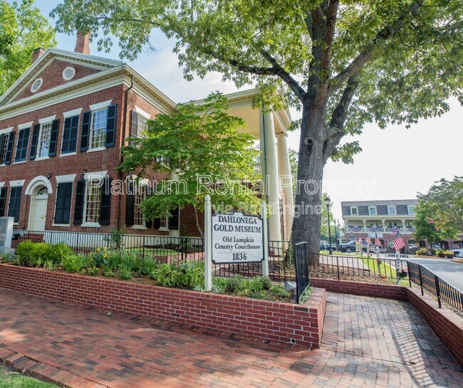 Building Photo - 656 N Chestatee St