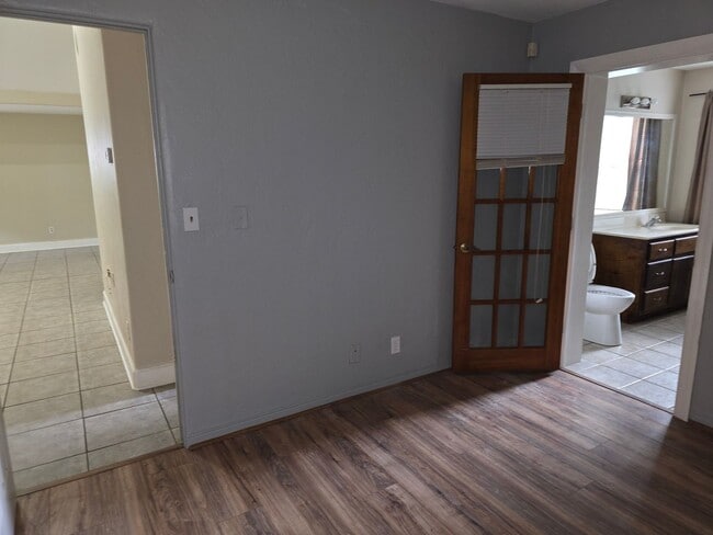 Building Photo - Charming 2-bedroom, 2-bathroom home
