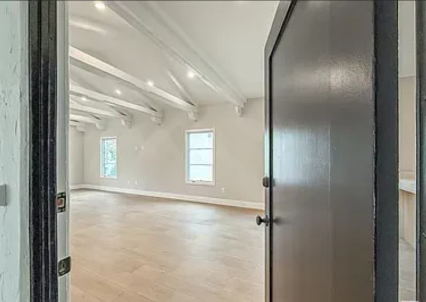 Building Photo - 150 N Arnaz Dr