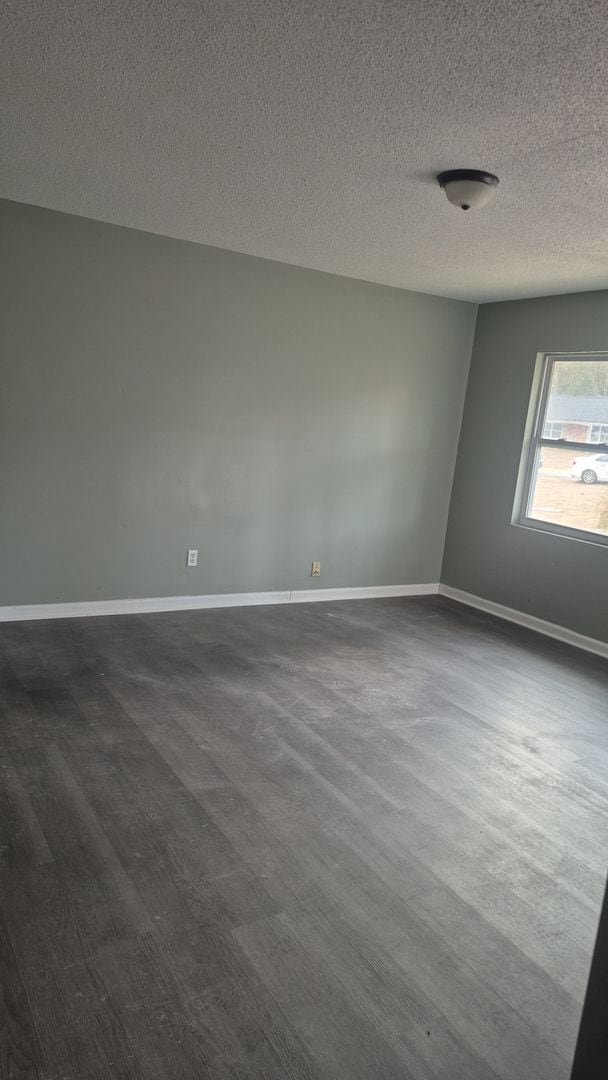 Building Photo - Spacious 4 Bedroom House