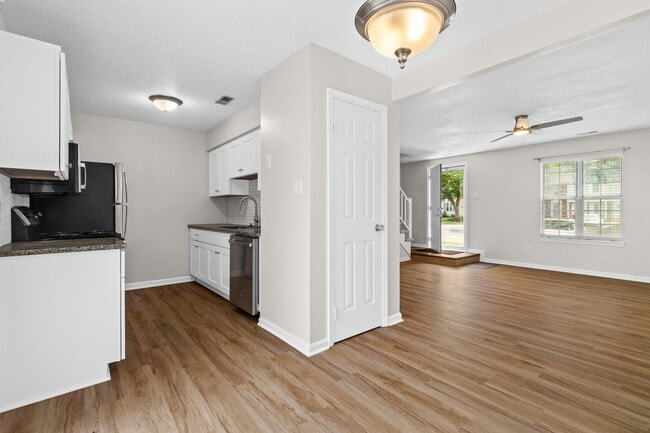 Building Photo - 908 Spinnaker Ct