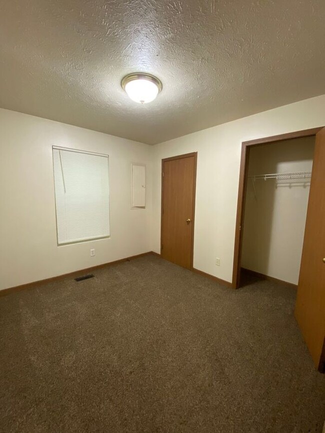 Building Photo - 2 Bedroom Apartment by the Maple Avenue Na...