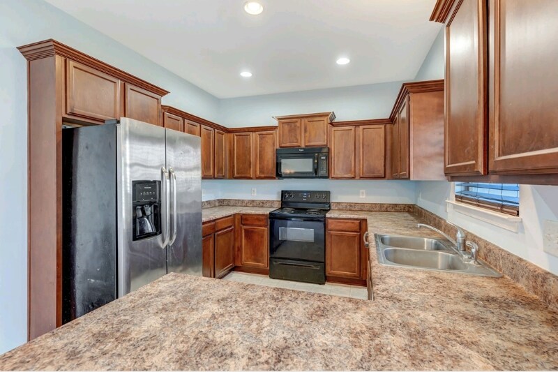 Building Photo - 6009 Ten Bears Way