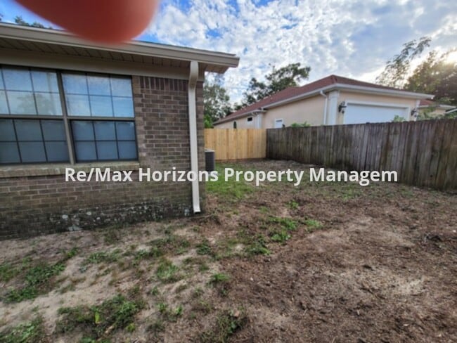 Building Photo - Nicely updated duplex!