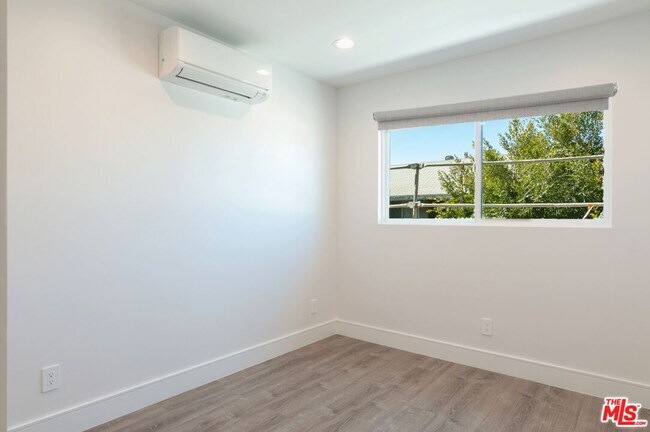 Building Photo - 1310 W Valencia Dr