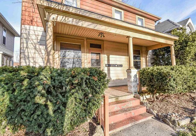Primary Photo - 833 Edgewater Ave