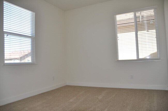 Building Photo - 5400 Cliff House Way