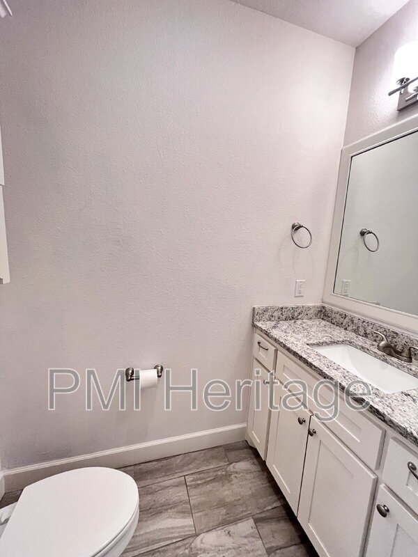 Building Photo - 418 NW Retreat Ln