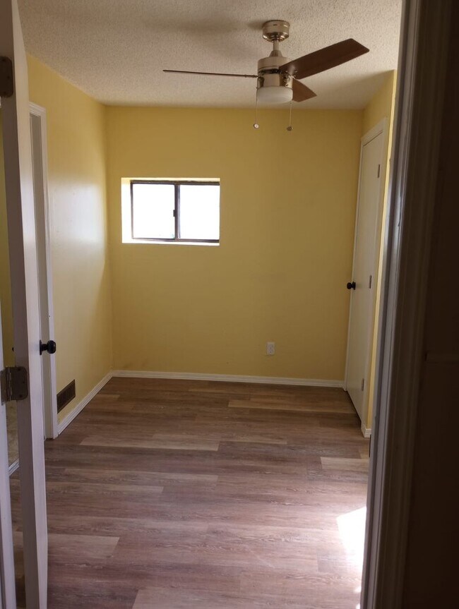 Building Photo - 3 bed 2 bath Renovated Rent Home