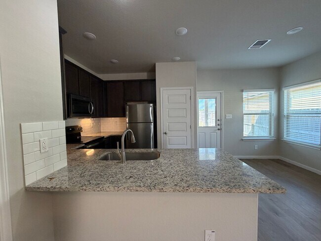 Building Photo - Modern 3/2 Townhouse is NBTX