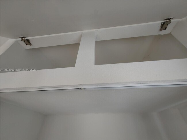 Building Photo - 1629 SW 6th St