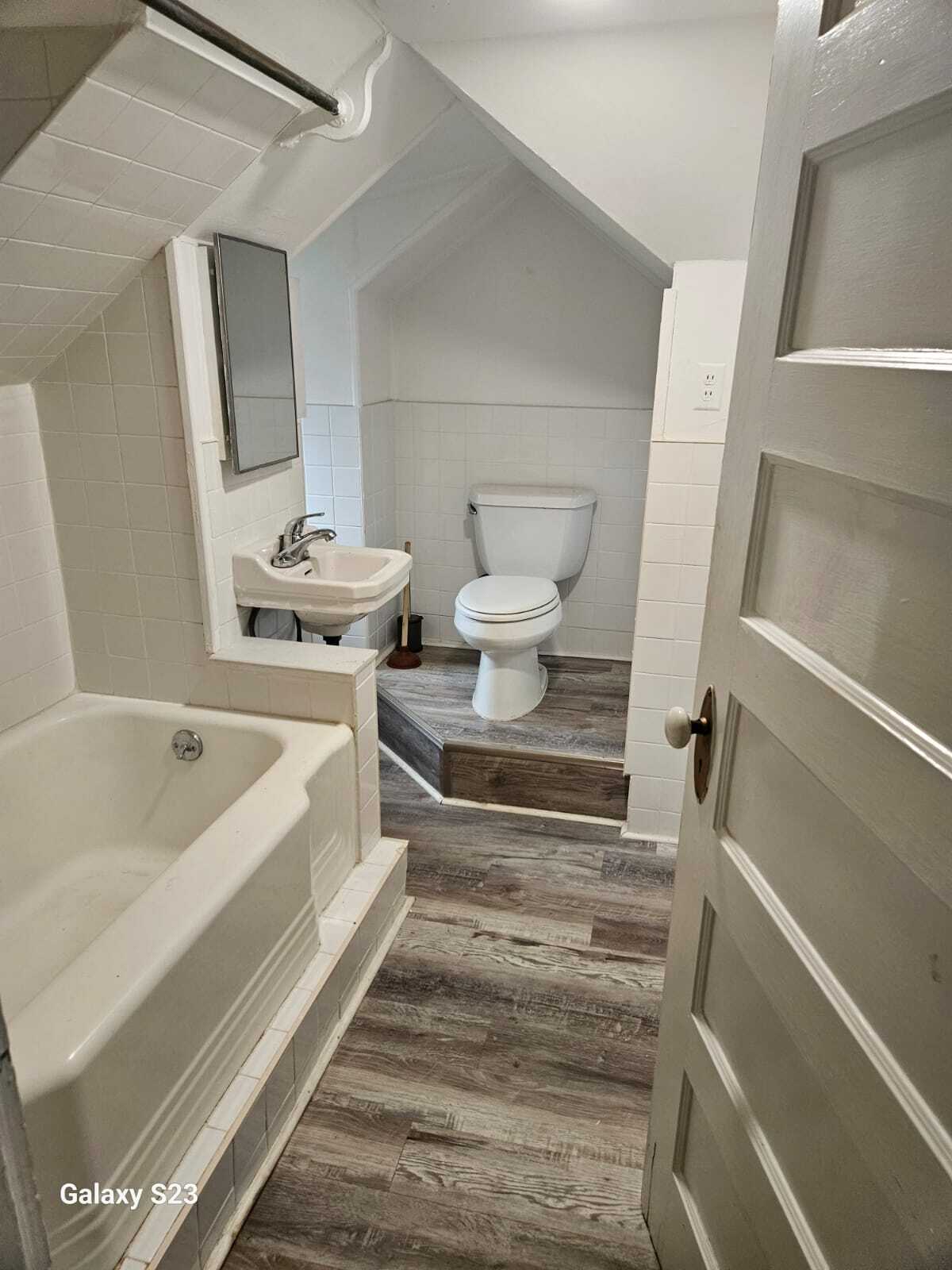 Full Bathroom - 114 Elm St