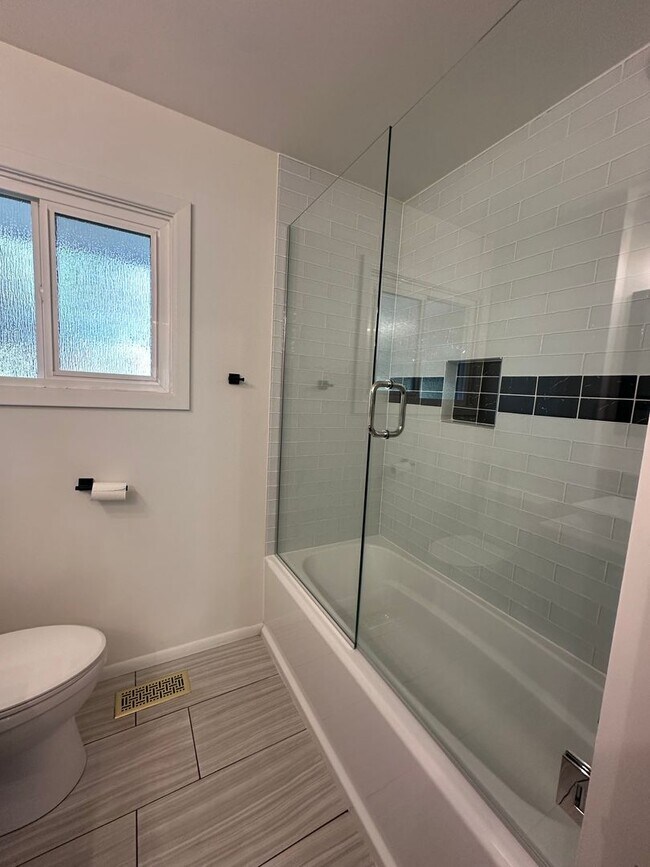 Building Photo - GORGEOUS RANCH STYLE HOME ON HUGE MANICURED LOT IN GARDEN HOME IN SW PORTLAND