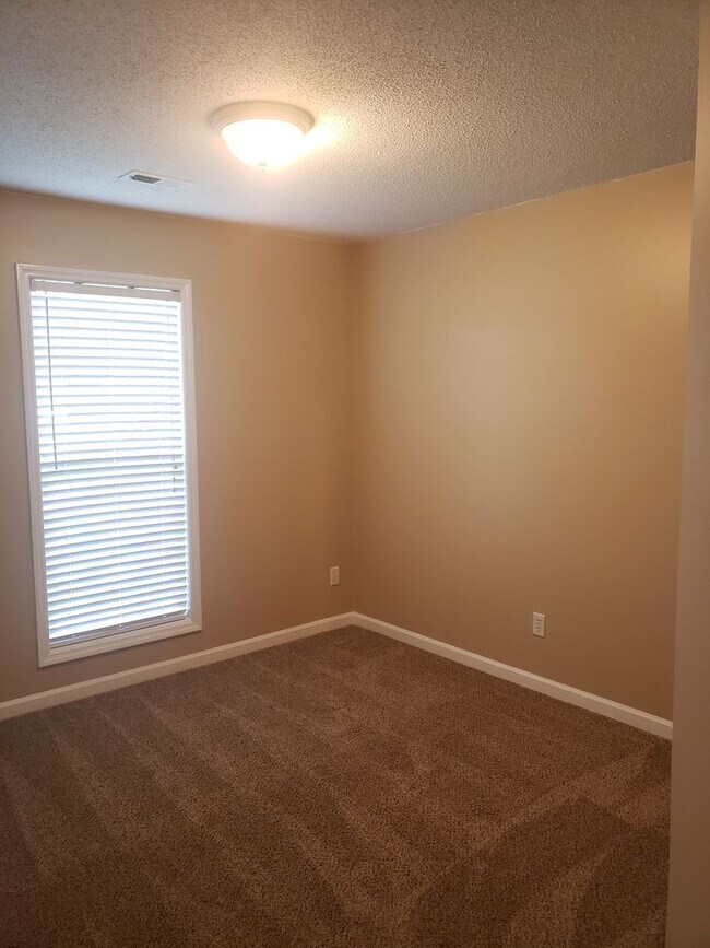 Building Photo - Rent Ready in New Market