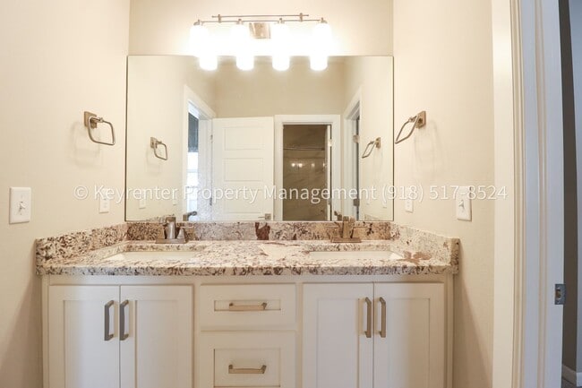 Building Photo - COMING SOON! Marvelous and Modern 3 Bed/ 3.5 Bath Home in South Broken Arrow!