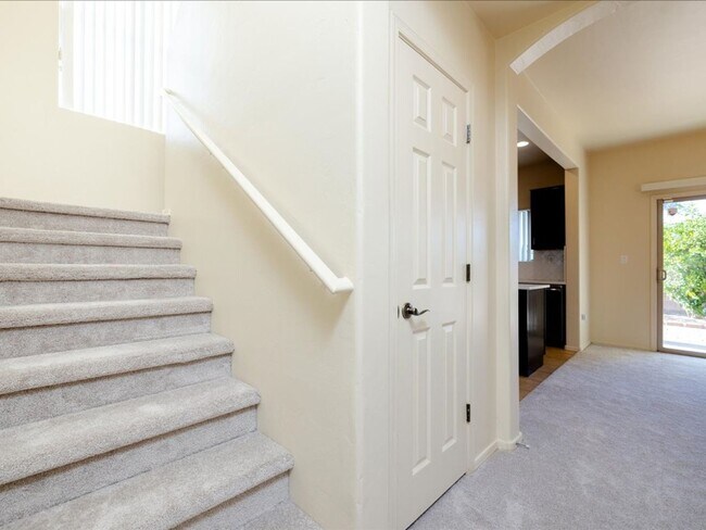 Building Photo - 4 Bedroom 2.5 Bathroom