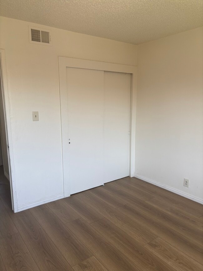 Building Photo - Pet-Friendly Spacious 4-Bedroom Condo in G...
