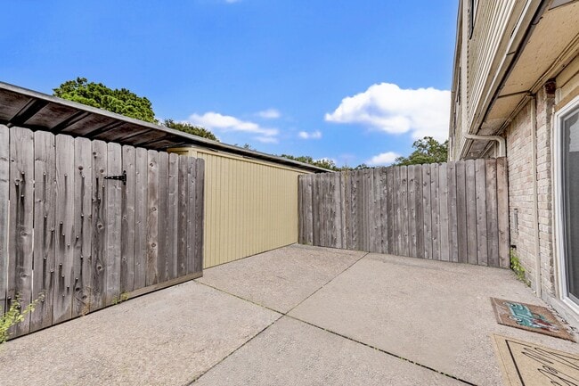 Building Photo - 13194 Trail Hollow Dr