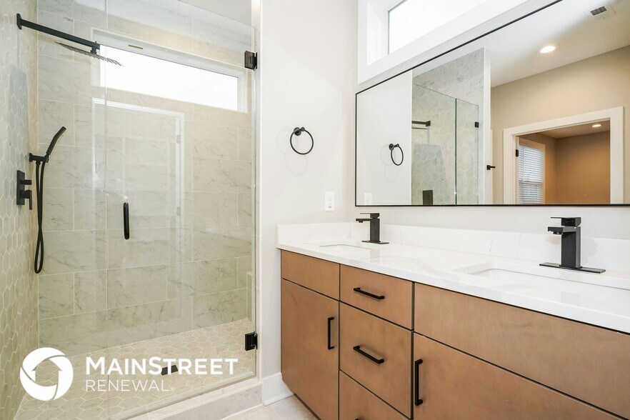 Building Photo - 2142 Oakland St