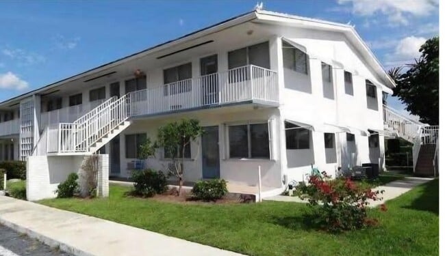 Building Photo - 2100 NE 51st Ct