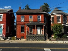 Building Photo - Newly Renovated 2 Bedroom Apartment