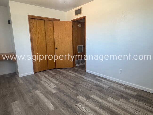Building Photo - 2202 W Palmaire Ave