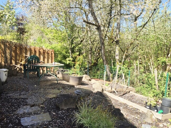 Building Photo - Beautiful 3 Bed + Bonus Room, 2.5 Bath Home!