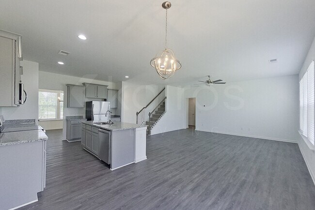 Building Photo - 101 Silver Maple Ln
