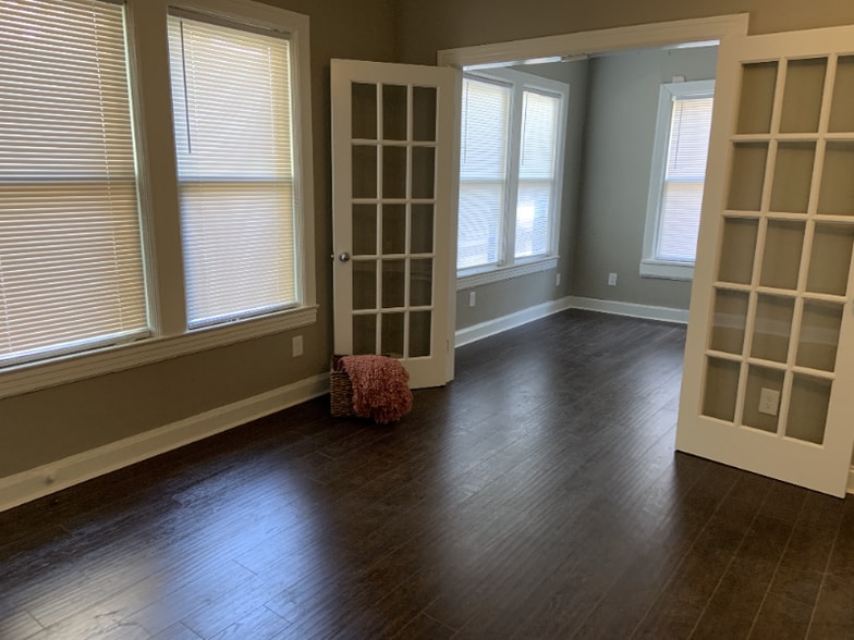 Building Photo - 209 E Rosewood Ave