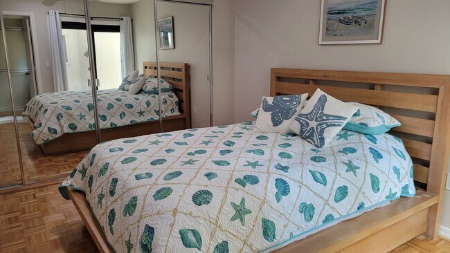 Building Photo - Seasonal/short term renovated 3/3 villa with golf course views on Longboat Key!