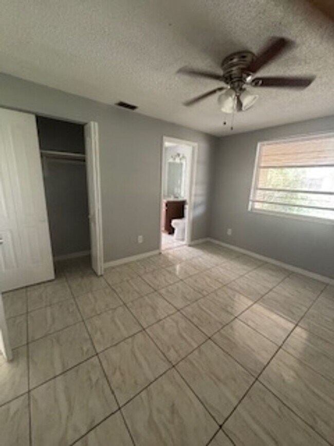 Building Photo - Large  3 bedroom, 2 bath pool home.